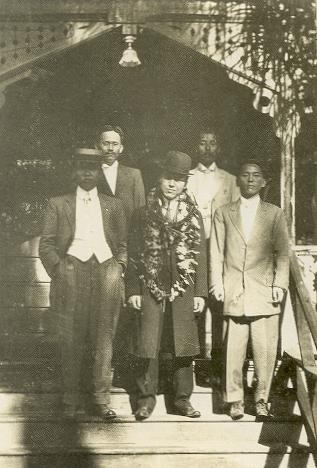▲ 이승만 박사가 호놀룰루에 도착한 날(1913.2.3) 출영객들과 함께 찍은 사진. 가운데 하와이 레이를 걸친 이승만, 왼쪽 끝이 박용만이다. 이날 그는 부친의 부음을 들었다.