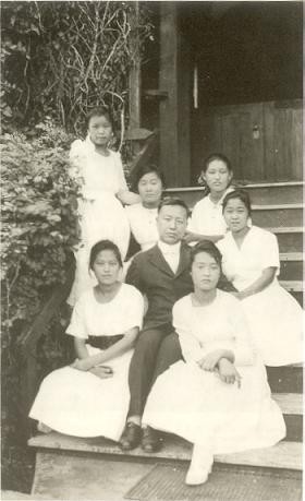 ▲ 1918년 이승만이 학교 구내에서 여학생 제자들과 함께 찍은 사진.