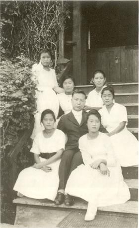 ▲ 1918년 이승만이 학교 구내에서 여학생 제자들과 함께 찍은 사진.