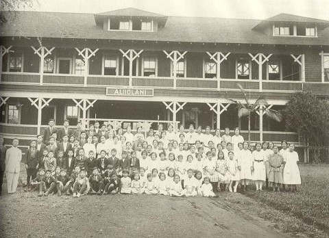▲ 이승만이 1918년에 설립한 남녀공학의 <한인기독학원>의 학생과 교직원. 이승만은 왼쪽 끝에서 네 번째로 흰옷을 입고 서있다. 건물 1층은 교회로, 2층에 교실, 3층에 여학생 기숙사.