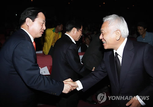 ▲ 민주통합당 김두관 경남지사(왼쪽)와 당권 도전에 나선 김한길 후보.  ⓒ 연합뉴스