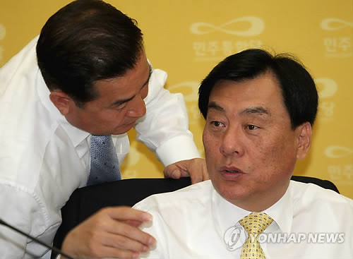 ▲ 민주통합당 박기춘 원내수석부대표(우)와 이윤석 비대위원장 비서실장이 22일 국회에서 열린 원내대책회의에서 대화하고 있다. ⓒ연합뉴스