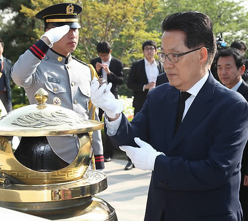 ▲ 지난 7일 박지원 비대위원장이 서울 국립현충원 김대중 전 대통령 묘소를 참배하고 있다. ⓒ 연합뉴스