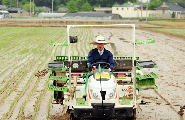▲ 이명박 대통령이 24일 전북 김제 농촌마을을 방문해 직접 이앙기를 몰며 모내기를 하고 있다. ⓒ 뉴데일리