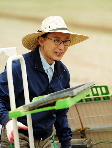 ▲ 이명박 대통령이 24일 전북 김제 농촌마을을 방문해 직접 이앙기를 몰며 모내기를 하고 있다. ⓒ 뉴데일리