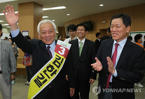 ▲ 민주통합당의 차기 대표 선출을 위해 24일 오후 대구 엑스코에서 열린 순회투표에서 김한길 후보가 1위를 차지하며 누계에서도 이해찬 후보를 누르고 선두를 탈환한 뒤 손을 들어 지지자들에게 답례하고 있다. ⓒ 연합뉴스