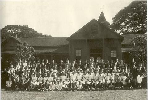 ▲ 1913년 이승만이 원장직을 맡은 <한인중앙학원>(원명: 한인기숙학교)의 학생과 교직원 일동. 이승만 원장은 앞줄 왼쪽 끝에 앉아 있다.