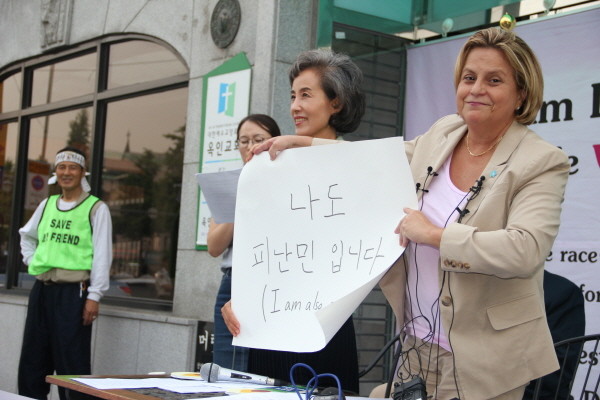 ▲ 미국 하원 로스 레티넌 외교위원장이 "나도 피난민입니다"라고 적힌 종이를 보여주고 있다. 이 글씨는 그가 직접 썼다. ⓒ 뉴데일리