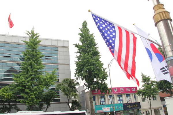 ▲ 미국 하원 로스 레티넌 외교위원장이 "나도 피난민입니다"라고 적힌 종이를 보여주고 있다. 이 글씨는 그가 직접 썼다. ⓒ 뉴데일리