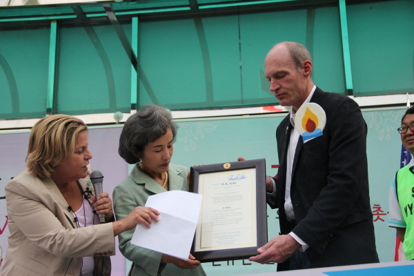 ▲ 미국 하원 로스 레티넌 외교위원장이 "나도 피난민입니다"라고 적힌 종이를 보여주고 있다. 이 글씨는 그가 직접 썼다. ⓒ 뉴데일리