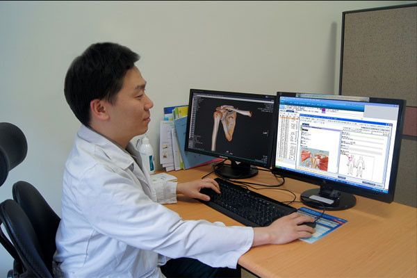 ▲ 'N데미스'는 PACS(영상정보전달시스템)은 물론 각종 진료기록 등을 연동시켜 군의관들이 보다 빠르고 정확하게 진료할 수 있도록 돕는다.