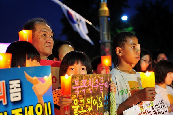 ▲ 22일 오후 7시30분, 서울 종로구에 위치한 옥인교회(주한 중국대사관 맞은편) 앞에서 열린 ‘탈북자 북송반대집회’ 100일 전야제에서 각지에서 모여든 참석자들이 촛불을 들고 있다. ⓒ 뉴데일리(자료사진)