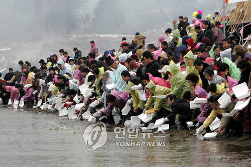 ▲ 석가탄신일 물고기 방생 자료사진.ⓒ 연합뉴스