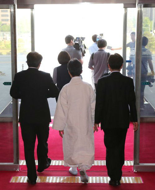 ▲ 통합진보당 신당권파를 주도하는 강기갑 비대위원장이 25일 오후 회의를 마치고 나서 국회 본청을 나서고 있다. ⓒ연합뉴스