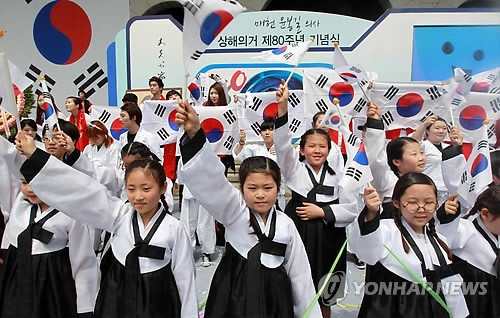 ▲ 지난달 29일 오전 서울 양재동 매헌기념관에서 '매헌 윤봉길의사 상해의거 제80주년 기념식'이 열렸다. 역사어린이 합창단이 태극기를 흔들고 있다. ⓒ연합뉴스