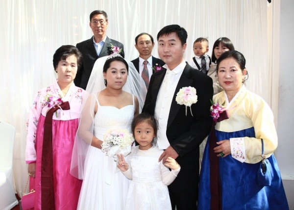 ▲ 지난해 KBS 주최 합동결혼식을 올린 어느 부부 일가족의 행복한 모습.  ⓒ KBS 제공