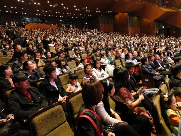 ▲ 지난해 KBS 주최 합동결혼식을 올린 어느 부부 일가족의 행복한 모습.  ⓒ KBS 제공