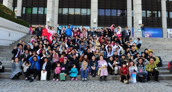 ▲ 지난해 KBS 주최 합동결혼식을 올린 어느 부부 일가족의 행복한 모습.  ⓒ KBS 제공