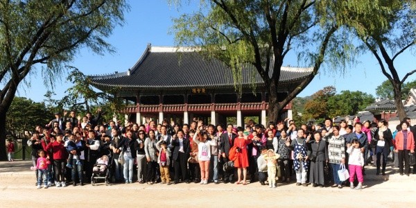 ▲ 지난해 열린 새터민(북한이탈주민), 다문화가정 동거부부 합동결혼식 행사 장면.  ⓒ KBS 제공