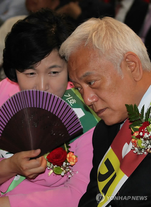 ▲ 25일 오후 충남 천안시 상록리조트 그랜드홀에서 열린 민주통합당 충남도당의 당대표ㆍ최고위원 선출대회에 김한길 후보와 추미애 후보가 이야기를 나누고 있다. ⓒ연합뉴스