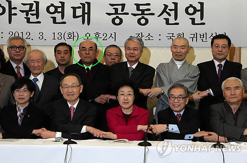 ▲ 범민련 남측본부의 노수희 부의장(점선 표시)이 유시민·이정희 통합진보당 공동대표와 백낙청 서울대 명예교수, 한명숙 민주통합당 대표, 김상근 목사(앞줄 왼쪽부터)와 함께 3월13일 국회 귀빈식당에서 열린 야권연대 공동선언 행사에 참석했다. ⓒ연합뉴스