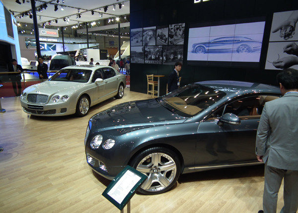 ▲ 마세라티 바로 옆 벤틀리 부스. 그 호화스러움이 지나는 사람들의 눈을 사로잡았다.