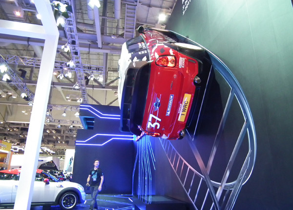 ▲ BMW의 자매 브랜드 '미니'의 부스. 미니 한 대가 떡하니 벽에 붙어 있다.