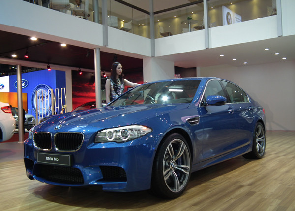 ▲ BMW가 새로 선보인 F10 M5 세단. 고성능 세단으로 웬만한 스포츠카는 명함도 못 내밀 정도다.