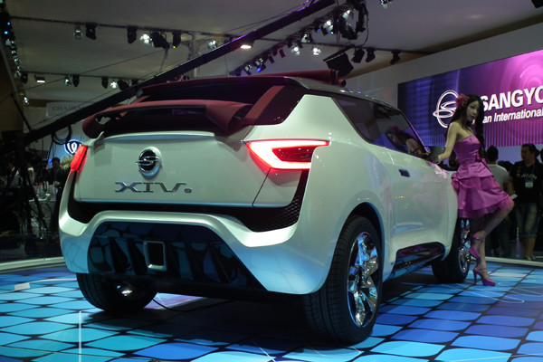 ▲ 쌍용차의 컨셉카 'XIV-2'의 모습. 소프트탑으로 된 지붕이 열린 모습이다.