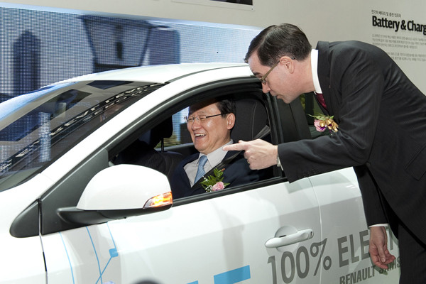 ▲ 홍석우 지경부 장관이 르노삼성의 전기차 'SM3 Z.E'에 올라타 환한 미소를 짓고 있다.