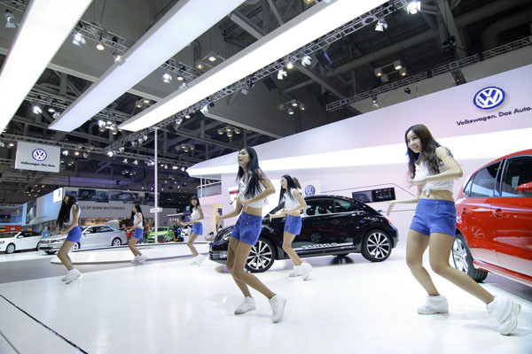 ▲ 폭스바겐 부스에 출현한 롯데 자이언츠 치어리더들. '경성대 전지현'도 눈에 띠었다.