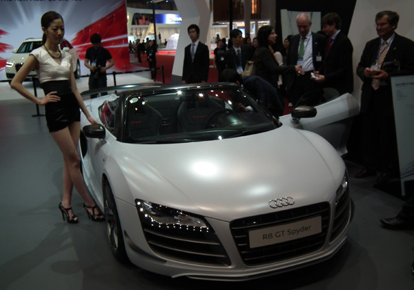 ▲ 전 세계에 333대 한정판매하는 아우디 R8 GT 스파이더. 독일 바이에른주 경제사절단들은 직접 앉아보며 탄성을 질렀다.