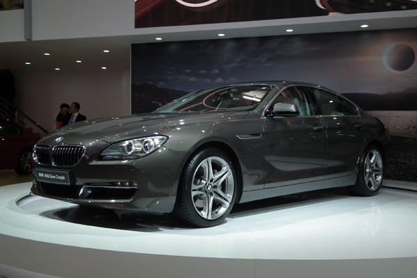 ▲ BMW 전시장 중앙에 자리 잡은 신차 '640 그란 쿠페'. 최근 쿠페형 세단의 인기에 맞춰 출시된 듯 했다.