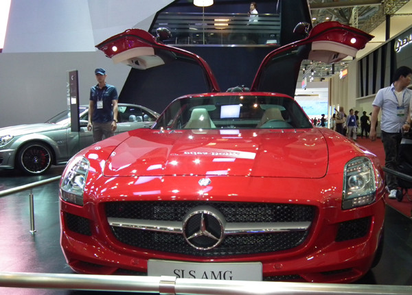 ▲ 메르세데스 벤츠의 자랑 'SLS 63 AMG'. 걸윙 도어가 눈길을 끈다.