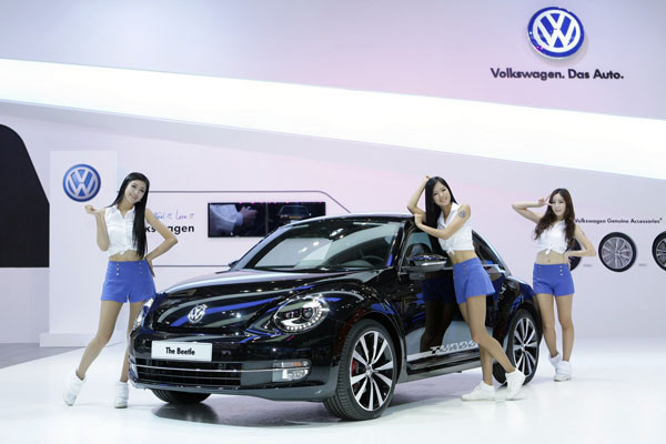 ▲ 폭스바겐 부스에 출현한 롯데 자이언츠 치어리더들. '경성대 전지현'도 눈에 띠었다.