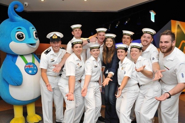 ▲ 여수엑스포 호주 국가의 날을 맞아 호주관을 찾은 홍보대사 제시카 고메즈와 호주 해군들이 캥거루 구조대 포토존에서 함께 포즈를 취하고 있다.