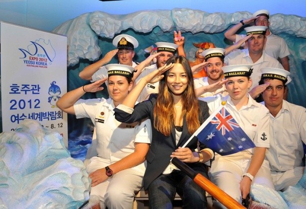 ▲ 여수엑스포 호주 국가의 날을 맞아 호주관을 찾은 홍보대사 제시카 고메즈와 호주 해군들이 캥거루 구조대 포토존에서 함께 포즈를 취하고 있다.