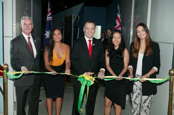 ▲ 톱모델 제시카 고메즈가 5월 27일 여수엑스포 호주 국가의 날을 알리는 테이프 커팅에 (왼쪽부터)호주 연방 통상 경쟁부 장관 크렉 에머슨 박사, 가수 제시카 마우보이, 호주 연방 외교통상부 케빈 닉슨 국장, 디자이너 배여진과 함께 참석했다.