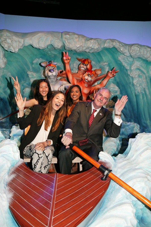 ▲ 톱모델 제시카 고메즈가 여수엑스포 호주관 내 캥거루 구조대 포토존에서 (좌측 상단부터 시계방향) 디자이너 배여진, 가수 제시카 마우보이, 호주 외교통상부 케빈 닉슨 국장과 포즈를 취하고 있다.