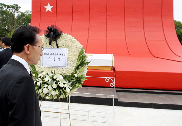 ▲ 이명박 대통령이 지난 15일 미얀바를 전격 방문, 대한민국 대통령으로는 처음으로 아웅산 국립묘지를 참배했다. ⓒ 뉴데일리