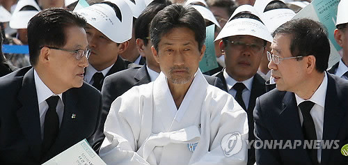 ▲ 민주통합당 박지원 비대위원장과 박원순 서울시장이 18일 광주시 국립5.18민주묘역에서 열린 제32주년 5.18 민주화운동 기념식에서 통합진보당 강기갑 비대위원장을 사이에 두고 대화하고 있다. ⓒ 연합뉴스