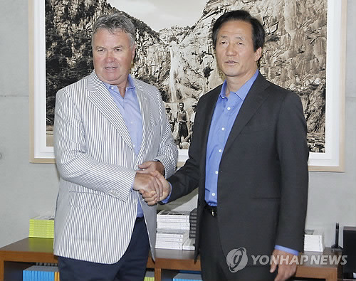 ▲ 정몽준 대한축구협회 명예회장이 28일 오후 서울 종로구 신문로 아산정책연구원에서 '월드컵 4강 신화'의 주역 거스 히딩크 감독을 만나 인사를 하며 취재진에게 포즈를 취하고 있다. 2012.5.28 ⓒ 연합뉴스