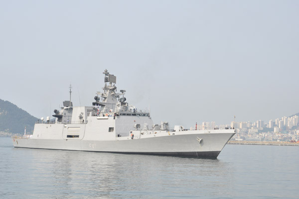 ▲ 부산 작전기지로 입항중인 인도 호위함 쉬발릭(Shivalik).