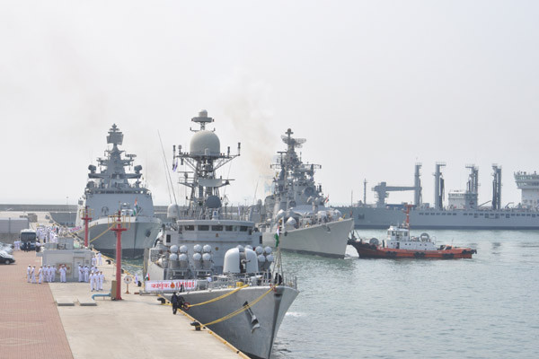 ▲ 부산 해군작전사령부에 접안 중인 인도 해군 함정들. 좌로부터 쉬발릭, 카르무크, 라나, 샥티