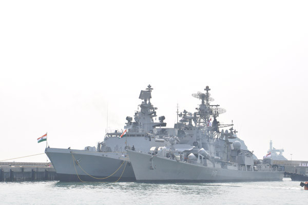 ▲ 부산 해군작전사령부에 정박한 인도 해군 함정 쉬발릭과 라나의 모습.