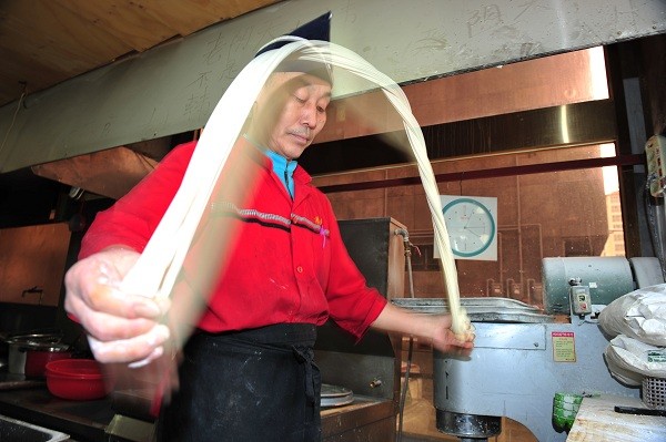 ▲ 정동선 씨는 직접 손으로 면을 뽑는다. ⓒ뉴데일리