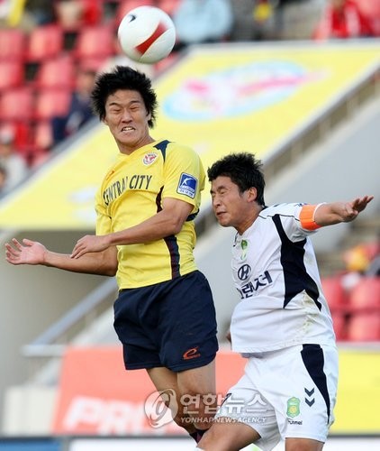 ▲ 헤딩하고 있는 김동현 선수.