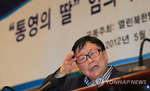 ▲ 신씨의 남편인 오길남 박사가 이날 회견에서 발언하고 있다. 2012.5.29 ⓒ 연합뉴스