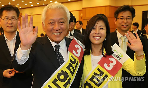 ▲ 민주통합당 전당대회에 출마한 김한길 후보가 29일 청주 명암컨벤션센터에서 열린 당 대표 및 최고위원 선출대회에서 1위를 하고 나서 부인 최명길씨와 행사장을 빠져나가며 밝게 웃고 있다. ⓒ 연합뉴스