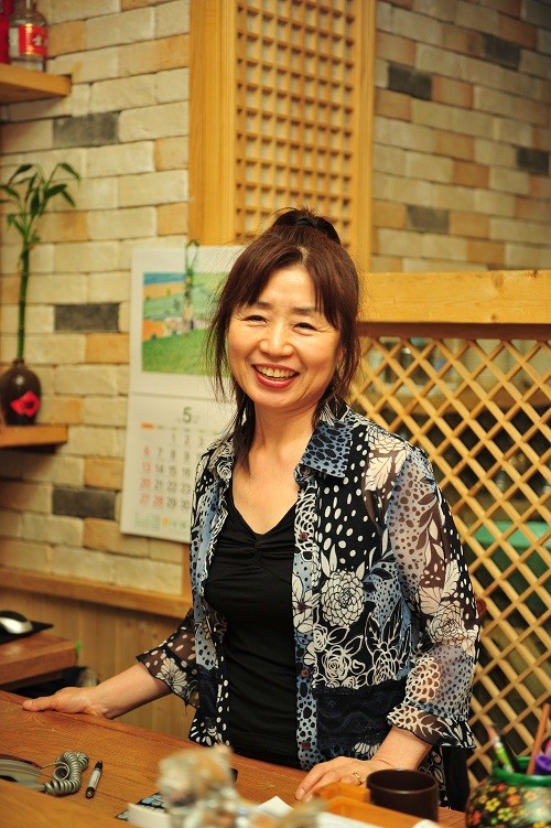 ▲ 해맑은 미소로 손님을 맞는 이옥심 씨 ⓒ뉴데일리